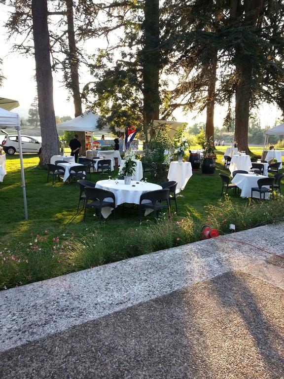 فندق بُفي  Camping Parc Du Chateau D'Allot المظهر الخارجي الصورة