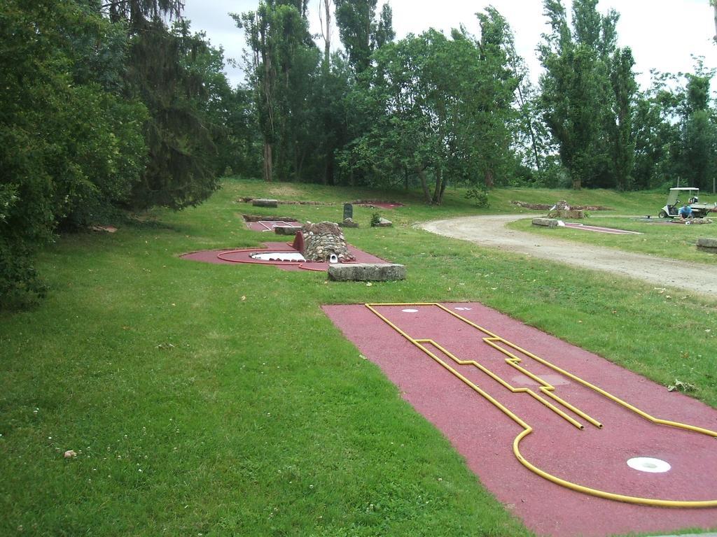 فندق بُفي  Camping Parc Du Chateau D'Allot المظهر الخارجي الصورة