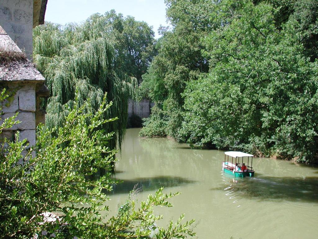 فندق بُفي  Camping Parc Du Chateau D'Allot المظهر الخارجي الصورة